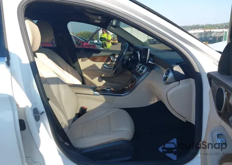 2018 Mercedes-Benz C 300 из США, поврежденный, VIN 55SWF4JB3JU241794